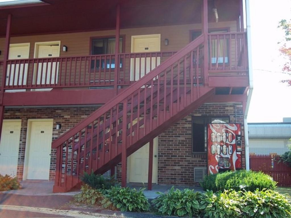 Naugatuck Motor Lodge Екстер'єр фото